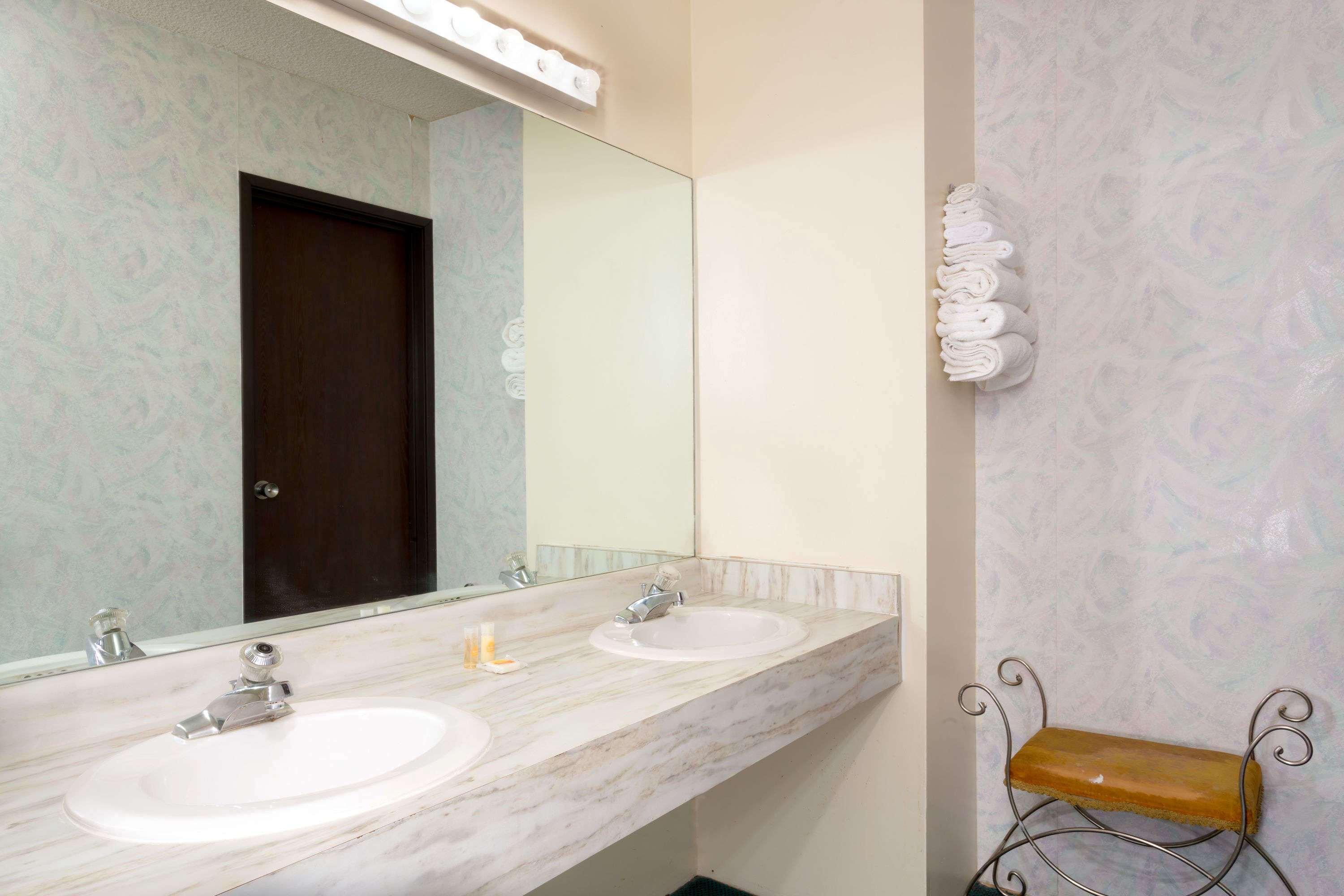 Ramada By Wyndham Ut I-70 Hotel
